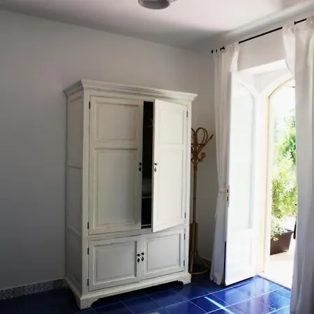 Avocado Beyond Couette-café Giardini-Naxos